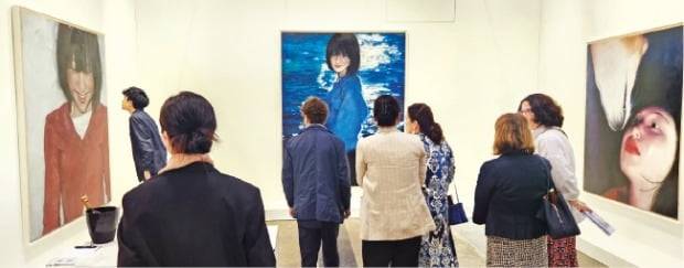 홍콩 컨벤션센터에서 열린 아트바젤 홍콩에서 제이슨함 부스를 방문한 관람객들이 이목하 작가의 작품을 관람하고 있다. /홍콩=성수영 기자