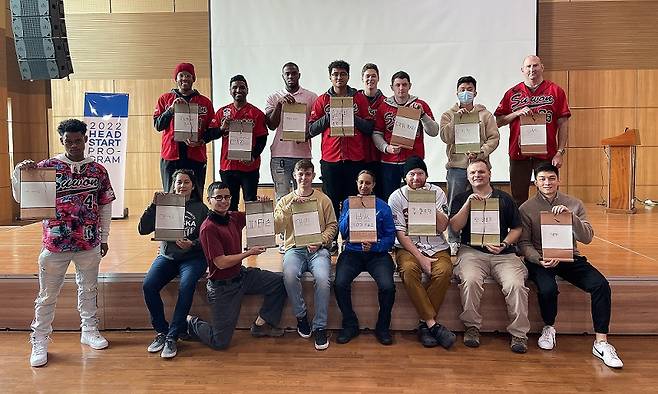 US soldiers hold pieces of paper with their Korean names written on them as they pose for a photo following a Korean language class run by the Gyeonggi provincial government in October 2022. (Courtesy of the Gyeonggi provincial government)