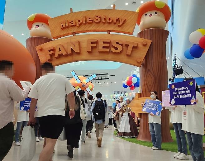 지난 28일 서울 중구 동대문디자인플라자(DDP)에서 넥슨코리아가 주최한 메이플스토리 서비스 20주년 기념 ‘팬 페스트’ 행사장에 관람객들이 입장하고 있다. 사진은 기사와 직접적인 관련 없음. [자료=연합뉴스]