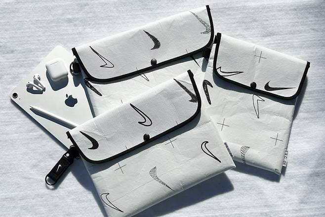 나이키 스타일 홍대 매장에서만 제공하는 리유저블 백을 재활용한 아이패드 파우치. [아이디어스]