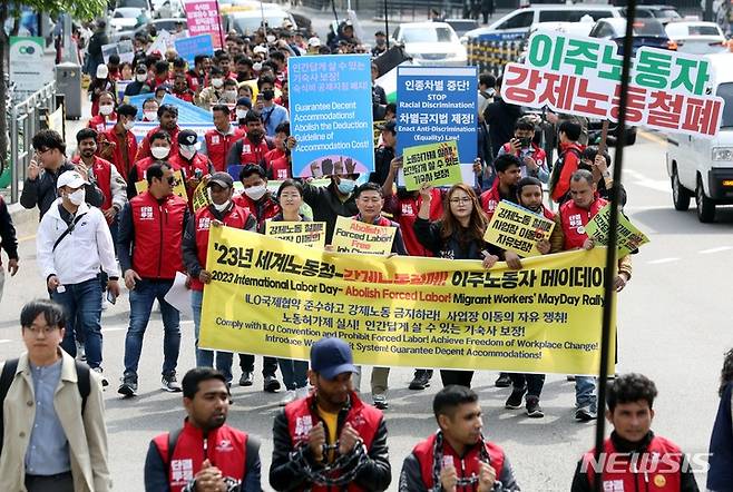 [서울=뉴시스] 조성봉 기자 = 30일 오후 서울 용산구 용산역 광장에서 ‘2023 세계노동절, 강제노동철폐! 이주노동자 메이데이 집회’를 마친 이주노동자들이 손목에 쇠사슬을 감는 퍼포먼스를 하며 대통령 집무실 방향으로 행진하고 있다. 참가자들은 성명서를 통해 이주 노동자의 체류와 임금, 노동조건 차별 철폐 및 권리 보장을 정부에 촉구했다. 2023.04.30. suncho21@newsis.com