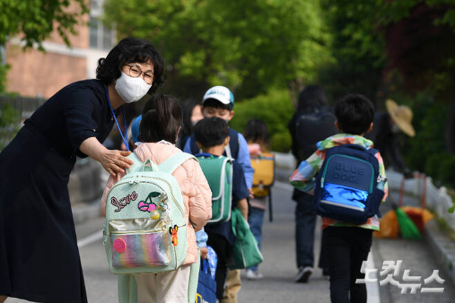 서울 광진구 광장초등학교 교장 선생님이 등교하는 학생들을 맞이하고 있다. 사진공동취재단