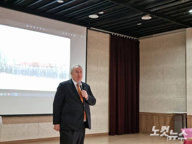 28일 순천대 국제문화컨벤션관에서 열린 '제1회 순천 근대문화유산 학술 강연회' 강연에 나선 인요한 교수. 박사라 기자