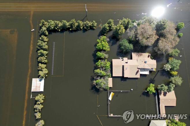 캘리포니아주 코코란시 내 홍수로 물에 잠긴 마을  [AFP 연합뉴스 자료사진. 재판매 및 DB 금지]