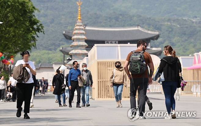 산책하는 시민들 [연합뉴스 자료사진]