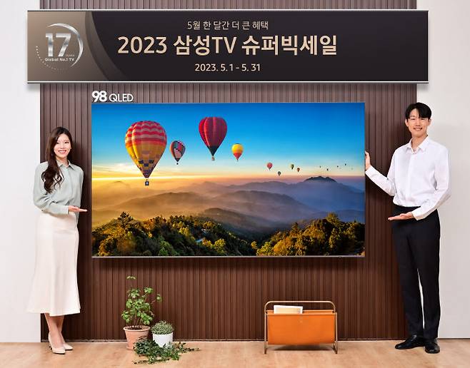 삼성전자 모델이 서울 논현동에 위치한 삼성스토어 청담점에서 ‘2023 삼성 TV 슈퍼빅세일’을 소개하고 있다. (사진=삼성전자)