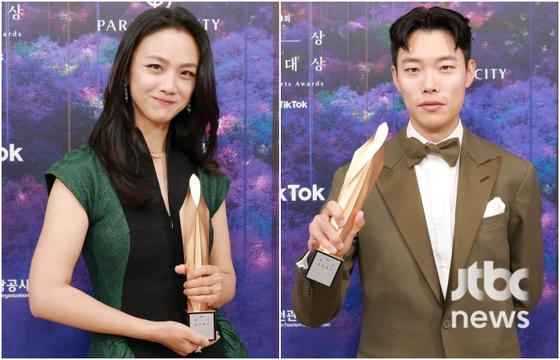 '헤어질 결심' 탕웨이와 '올빼미' 류준열이  28일 오후 인천 중구 운서동 파라다이스시티에서 열린 '제59회 백상예술대상'에서 영화부문 최우수연기상을 수상했다. 특별취재반 / 2023.04.28/