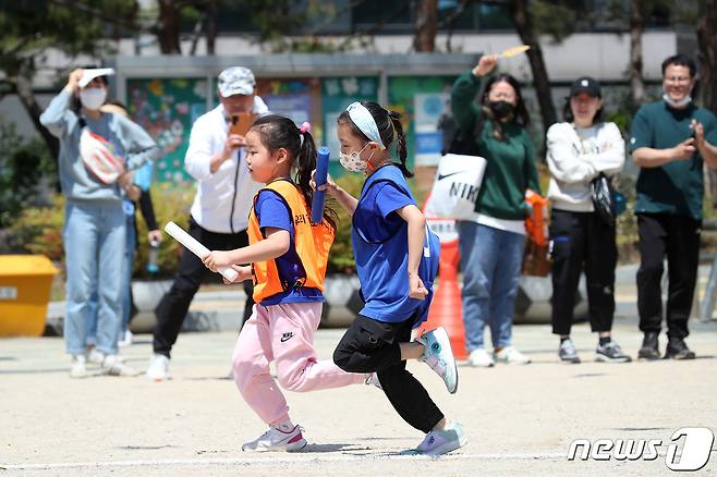 1일 대구 수성구의 한 초등학교에서 어린이들이 학부모들의 응원 속에 이어달리기를 하고 있다. 2023.5.1/뉴스1 ⓒ News1 공정식 기자