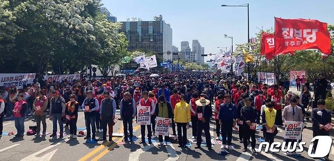 민주노총 광주본부는 제133주년 노동자의 날인 1일 오후 광주시청 앞에서 '세계노동절 광주대회'를 열고 현 정부를 비판하는 결의대회를 개최하고 있다(민주노총 제공)2023.5.1/뉴스1