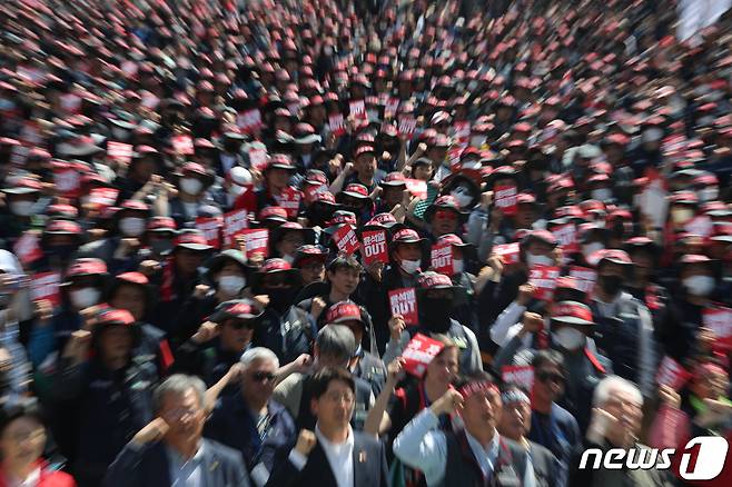 전국민주노동조합총연맹 조합원들이 1일 서울 광화문 세종대로 일대에서 '2023 세계 노동절 대회'를 진행하고 있다. 2023.5.1/뉴스1 ⓒ News1 이동해 기자