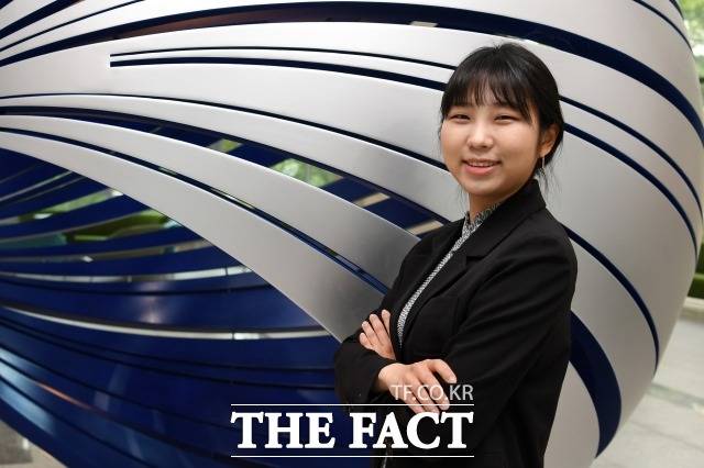 1996년생 우서영 전 더불어민주당 경남도의원 후보는 지난 4월 보궐선거에서 24.25%(3709표)를 얻어 '험지에서의 선전'이라는 평가를 얻었다. <더팩트>는 우 전 후보를 만나 선거 후기, 정치인으로서의 포부 등을 물었다. /남용희 기자