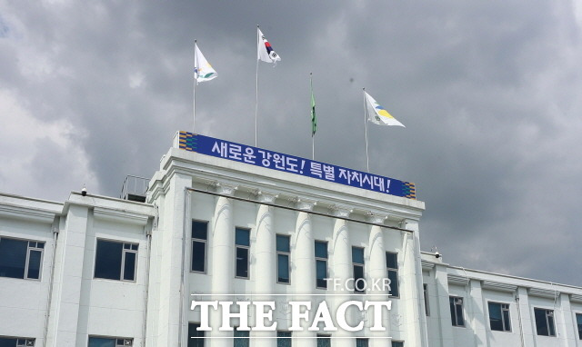 1일 강원도는 한국토지주택공사 강원지사, 강원도지속가능발전협의회와 오는 2일 LH 강원지사에서 임대주택 입주민의 탄소중립 선도 및 에너지 복지 실현을 위한 업무협약을 체결한다고 밝혔다.