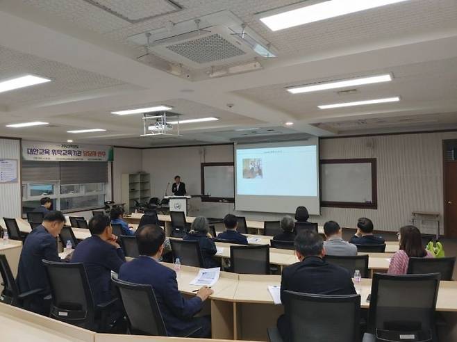 경북교육청 대안교육 담당직원들이 연수를 하고 있다.