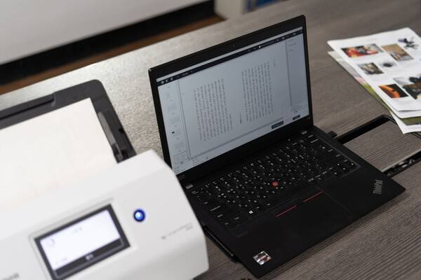 '이미지 포뮬러 R50'(왼쪽)과 연결된 노트북의 화면에 스캔된 이미지가 나타난 모습.(사진=캐논코리아)