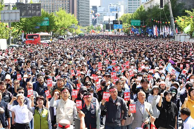 전국민주노동조합총연맹 조합원들이 1일 세종대로에서 '2023 세계 노동절 대회'를 하고 있다. 2023.5.1/연합뉴스