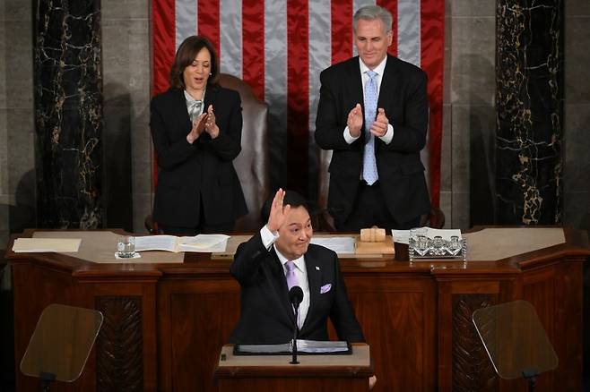 [워싱턴=뉴시스] 홍효식 기자 = 윤석열 대통령이 27일(현지시간) 워싱턴DC 미 국회의사당에서 상·하원 합동회의 연설을 마친 뒤 인사하고 있다. (공동취재) 2023.04.28. yesphoto@newsis.com <저작권자ⓒ 공감언론 뉴시스통신사. 무단전재-재배포 금지.> /사진=뉴시스화상