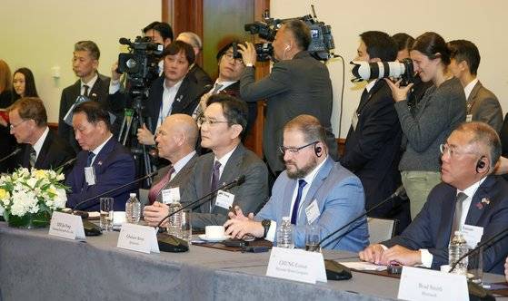이재용 삼성전자 회장, 최태원 SK그룹 회장, 정의선 현대자동차그룹 회장이 25일(현지시간) 워싱턴DC 미국 상공회의소에서 열린 한미 비즈니스 라운드테이블에 참석해 있다.뉴시스