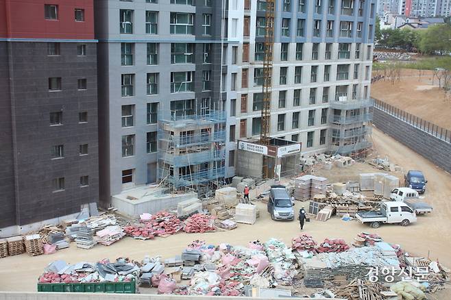 기존 공법으로 건설 중인 한 아파트 단지 공사 현장에 건축 폐기물이 가득 쌓여 있다. 주영재 기자