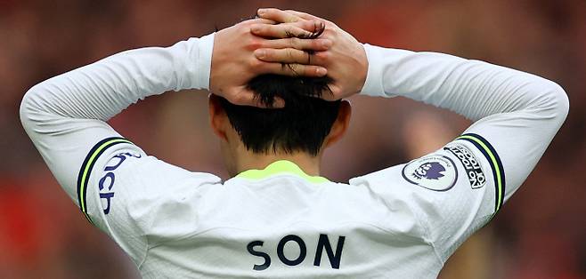 구멍 난 수비 ‘속수무책’ 토트넘 손흥민이 1일 영국 리버풀 안필드에서 열린 2022~2023 잉글랜드 프리미어리그 리버풀전에서 패한 뒤 아쉬워하고 있다. 리버풀 | 로이터연합뉴스