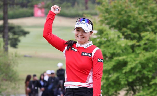 이다연이 30일 열린 크리스에프앤씨 KLPGA 챔피언십에서 우승을 확정한 뒤 환호하고 있다.  KLPGA 제공