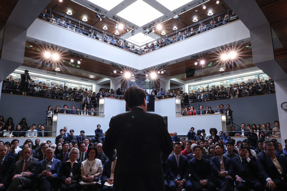 President Yoon Suk Yeol delivers an address at the John F. Kenny School of Government at Harvard University on Friday. [YONHAP]