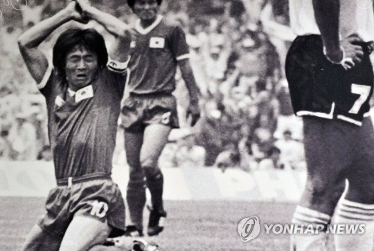 1986년 6월 2일 멕시코월드컵 아르헨티나와의 경기에서 한국 축구사상 월드컵 첫 골을 넣은뒤 환호하는 박창선. [연합뉴스 자료사진]