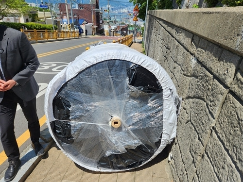 지난달 28일 오전 부산 영도구 한 초등학교 등굣길에 1.5t짜리 원통형 화물이 굴러와 어린이 1명이 숨지고 어린이와 어른 등 3명이 다치는 사고가 발생했다. 사진은 등굣길로 굴러온 화물 모습. [사진 출처 = 연합뉴스]