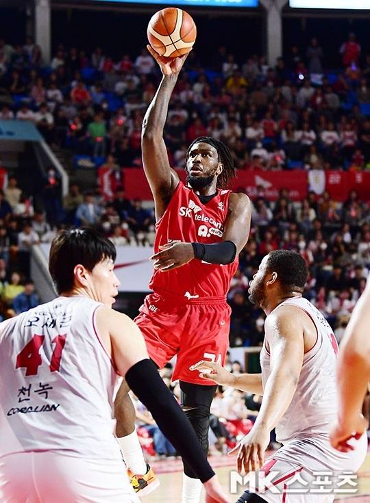 서울 SK는 1일 잠실학생체육관에서 열린 안양 KGC와의 2022-23 SKT 에이닷 프로농구 챔피언결정전 4차전에서 승리, 시리즈 전적 2승 2패 동률을 이뤘다. 사진(잠실 서울)=김영구 기자