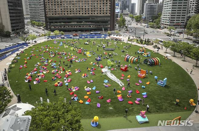 지난달 23일 서울 중구 서울광장에 조성된 '책 읽는 서울광장'을 찾은 시민들이 즐거운 시간을 보내고 있다. /사진=뉴시스