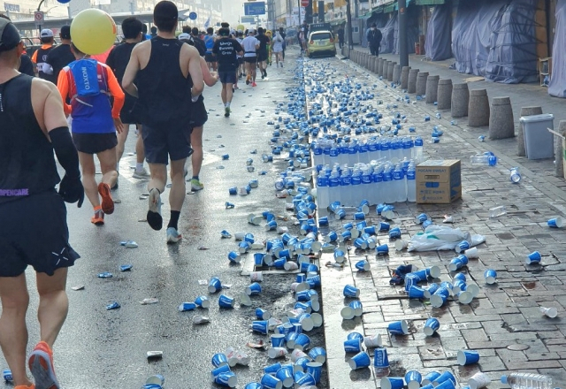 최근 서울에서 열린 마라톤 코스 옆으로 버려진 일회용컵들. [와이퍼스 제공]