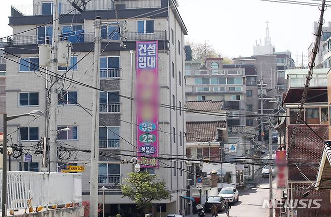 [서울=뉴시스] 김진아 기자 = 9일 서울의 한 빌라에 건설임대 공고문이 붙어있다. 2023.04.09. bluesoda@newsis.com