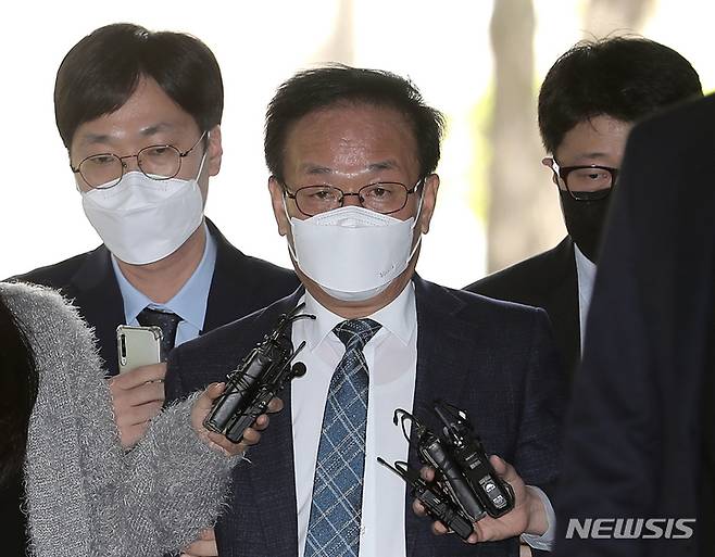 [서울=뉴시스] 김금보 기자 = '백현동 특혜 의혹'의 로비스트로 지목된 김인섭 전 한국하우징기술 대표가 지난달 14일 오전 서울 서초구 서울중앙지법에서 구속 전 피의자 심문에 출석하고 있다. 2023.04.14. kgb@newsis.com