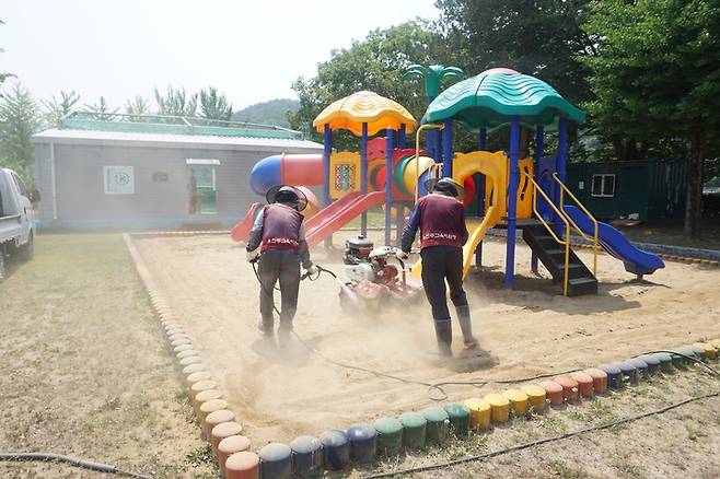 [진주=뉴시스] 진주교육지원청, 학교 모래장 소독 모습. *재판매 및 DB 금지