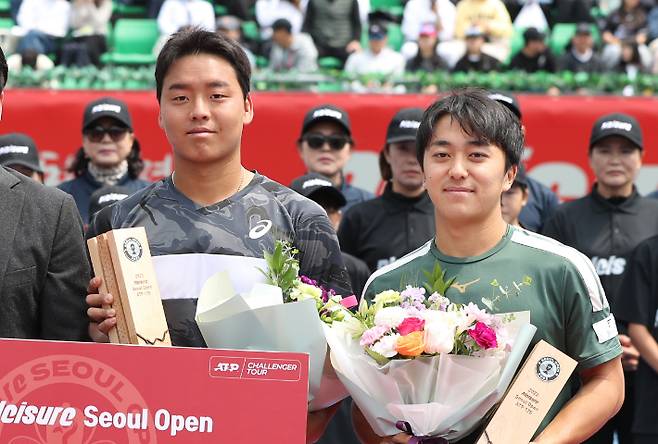 30일 오후 서울 송파구 올림픽공원 테니스코트에서 열린 남자프로테니스(ATP) 투어 서울오픈 챌린저 복식 결승 시상식에서 정윤성(왼쪽)과 시미즈 유타가 기념 촬영을 하고 있다. 연합뉴스