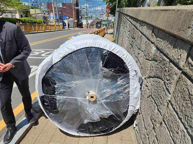 지난달 28일 오전 부산 영도구 한 초등학교 등굣길에 1.5t짜리 원통형 화물이 굴러와 어린이 1명이 숨지고 어린이와 어른 등 3명이 다치는 사고가 발생한 현장 모습. 부산=연합뉴스