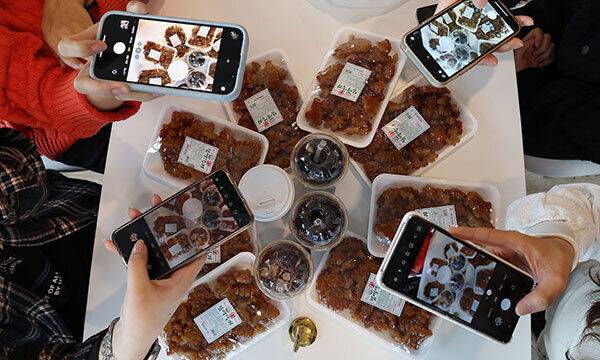 약과를 사기 위해 오픈 런을 마다하지 않는 MZ세대는 티케팅하듯 어렵게 약과를 사고, 먹는&nbsp;과정 자체를 즐기며 SNS에 공유한다.&nbsp; &nbsp; &nbsp; &nbsp;포천=남정탁 기자