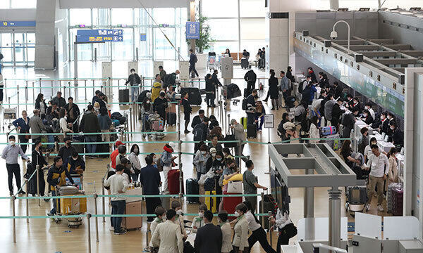 인천국제공항 제1터미널 출국장이 이용객들로 붐비고 있다. 뉴시스