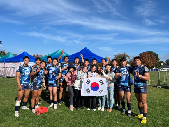 브라질전 승리 거둔 럭비대표팀 - 한국럭비국가대표팀이 브라질전에서 승리한 뒤 교민들과 함께 기념 촬영을 하고 있다. 대한럭비협회 제공