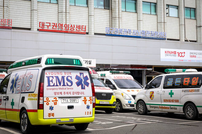 경북대병원 주차장에 서 있는 구급차들. ⓒ시사IN 신선영