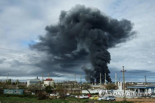 세바스토폴 유류저장고 화재 (세바스토폴 타스=연합뉴스) 러시아가 점령 중인 우크라이나 크림반도의 유류 저장고에서 드론 공격에 의한 것으로 추정되는 화재가 발생했다고 러시아 당국이 29일(현지시간) 밝혔다. 2023.4.29 photo@yna.co.kr