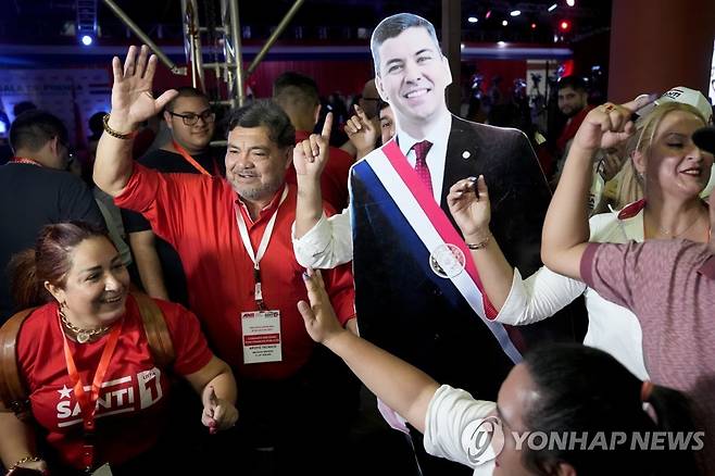 환호하는 페냐 지지자 (아순시온 AP=연합뉴스) 30일(현지시간) 파라과이 아순시온에서 산티아고 페냐 후보 지지자들이 대선 개표에서 페냐가 줄곧 1위를 유지하자 환호하고 있다. 2023.5.1