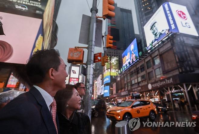 '한미 참전 10대 영웅'으로 재회하는 고 백선엽 장군 부녀 (서울=연합뉴스) 미국에 거주하고 있는 고 백선엽 장군의 딸, 백남희 여사가 박민식 국가보훈처장과 30일(현지시간) 오후 미 뉴욕 타임스퀘어를 방문해 '한미 참전용사 10대 영웅' 송출 영상에서 아버지의 모습을 보고 있다. 
    국가보훈처와 한미연합사령부는 한미동맹 70년을 맞아 6·25전쟁 '한미 참전용사 10대 영웅'을 선정하고, 이를 영상으로 제작해 지난달 20일(현지시간)부터 오는 3일까지 미국 뉴욕 타임스퀘어 삼성과 엘지(LG)전광판을 통해 하루 680여회 송출하고 있다. 2023.5.1 [국가보훈처 제공. 재판매 및 DB 금지] photo@yna.co.kr