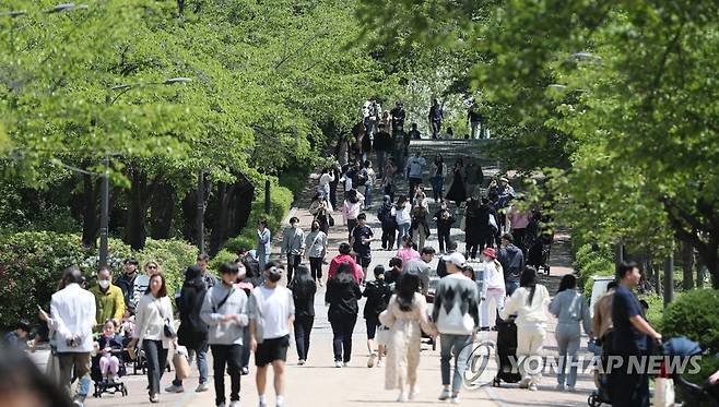 화창한 봄, 어린이대공원 찾은 시민들 (서울=연합뉴스) 윤관식 기자 = 가정의 달을 맞은 1일 오후 서울 광진구 어린이대공원 놀이공원이 나들이를 나온 시민들로 북적이고 있다. 2023.5.1 psik@yna.co.kr