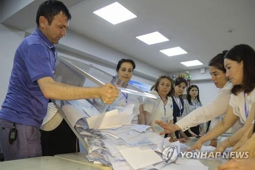 우즈베키스탄 개헌 국민투표 (타슈켄트 AFP=연합뉴스) 지난달 30일(현지시간) 우즈베키스탄 수도 타슈켄트 한 투표소에서 현지 선거관리위원회 위원들이 투표용지를 집계하고 있다.2023.4.30 photo@yna.co.kr