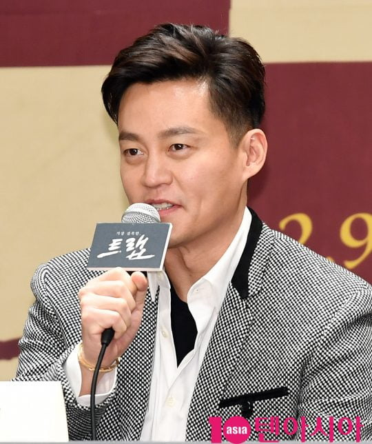 Lee Seo-jin is a 24-year-old actor. Although he is seemingly a celestial entertainer with a good sense of entertainment, his career is different. He has been actively engaged in social activities unlike any other actor.Lee Seo-jin recently visited the United States of America and attended an event attended by President Yoon Suk-yeol.Yoon attended the  ⁇  Global Video Content Leadership Forum held at the United States of America Film Association (MPA) building in Washington, DC on February 27.The event was attended by CEOs of global video content companies such as Paramount, Warner Bros. Discovery, NBC Universal, Sony Pictures, World Disney, and Netflix, as well as the United States of America Film Association, which invited Yoon president.Lee Seo-jin is the only attending person in the entertainment industry.Yoon president went to the event hall and shook hands with Lee Seo-jin, asking how he came, and Lee Seo-jin replied that I was a prosecutors public relations ambassador when Yoon president was in the prosecution.Lee Seo-jins attending was reportedly requested by the Ministry of Culture, Sports and Tourism.The agency said that the United States of America bought the broadcast format of the film, and that the films such as tvN  ⁇   ⁇   ⁇   ⁇   ⁇   ⁇  were distributed through the United States of America Amazon.This is not the first time Lee Seo-jins unique history has become a hot topic. He added a sense of Memorial Day by reading a heartfelt memorial service at the 63rd Memorial Day in 2016.At that time, Lee Seo-jin recited the work Mugunghwa, a member of the Korean literary society, who received the Encouragement Prize at the Contest for Literary Arts in 2014, and honored the sacrifice and contribution of the patriotic spirit.Lee Seo-jins The Secret Life of Pets was not the only one. He went beyond his main job as an entertainer and started to save another major.Lee Seo-jin, who was born in a financial family and majored in business administration at New York University, has been an executive of an asset management company since his debut in the entertainment industry. Lee Seo-jin was responsible for funding domestic and overseas drama and film investment.Lee Seo-jin is reported to be receiving 30 million won in compensation as an outside director.Outside Directors Lee Seo-jin has already received a passing grade. He showed 100% attendance rate of the board of directors and is faithfully performing his role.Despite the ongoing schedule of filming various dramas and entertainment shows, he attended all company schedules, dispelling concerns raised by some.There is a reason for those who are loved by the public for a long time. Who can say Lee Seo-jin who is diligent in his main business and hard work outside?It was a positive influence on his image that Jasin continued his careful pursuit of focusing on areas he could do well.Lee Seo-jin, who took advantage of Jasins strengths and chose activities that could demonstrate 100% competence. He was able to do so because he guaranteed the best results in his activities beyond simply being a top star.