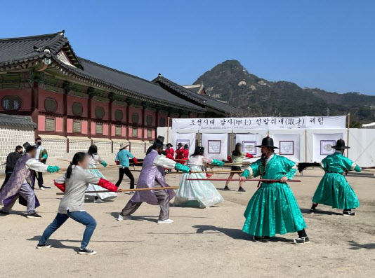 갑사취재 중 봉술을 체험하는 관람객(사진=한국문화재재단).