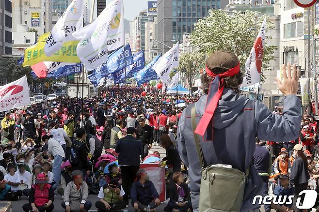 민주노총 인천본부 노조원들이 지난 1일 오후 인천시 부평역 앞에서 열린 '세계노동절 인천대회'에서 구호를 외치고 있다. 2023.5.1/뉴스1 ⓒ News1 정진욱 기자