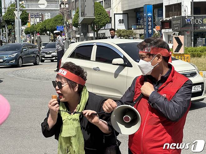 2일 충북 충주중앙어울림시장 안전진단 'E등급'에 따른 시설 사용금지 조치에 한 상인이 "생존권을 보장하라"며 대책을 요구하고 있다.2023.5.2/뉴스1 ⓒ News1 윤원진 기자