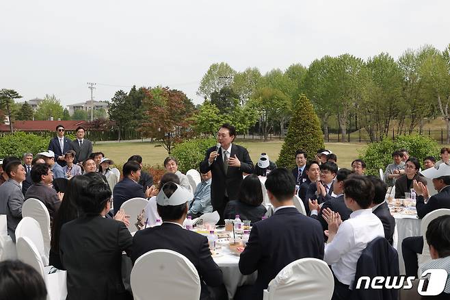 윤석열 대통령이 2일 오후 용산 대통령실 파인그라스에서 열린 용산어린이정원 개방 계기 출입기자단 오찬 간담회에서 인사말을 하고 있다. (대통령실 제공) 2023.5.2/뉴스1 ⓒ News1 오대일 기자