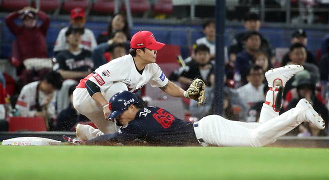 2일 광주기아챔피언스필드에서 열린 프로야구 롯데 자이언츠와 KIA 타이거즈의 경기. 롯데 6회초 2사 1, 3루에서 2번 고승민이 장타를 때리고 3루에 슬라이딩으로 안착하고 있다. 연합뉴스.